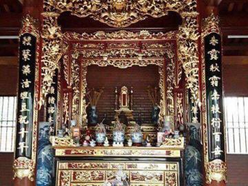 Gian thờ nhà cột