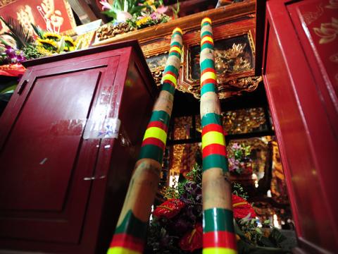 Trai làng Sơn Đồng cố gắng giằng bông để mong sinh quý tử