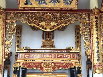 Mẫu hoành phi - câu đối nền gấm