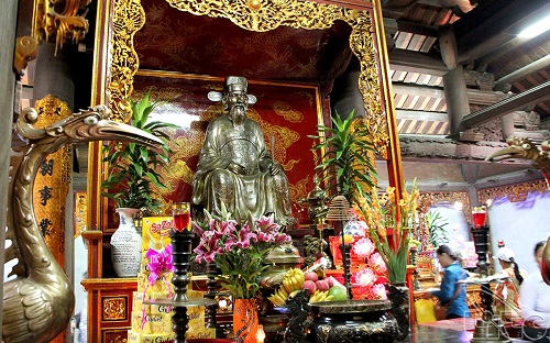 Không gian thờ cúng trong đền thờ Nguyễn Trãi