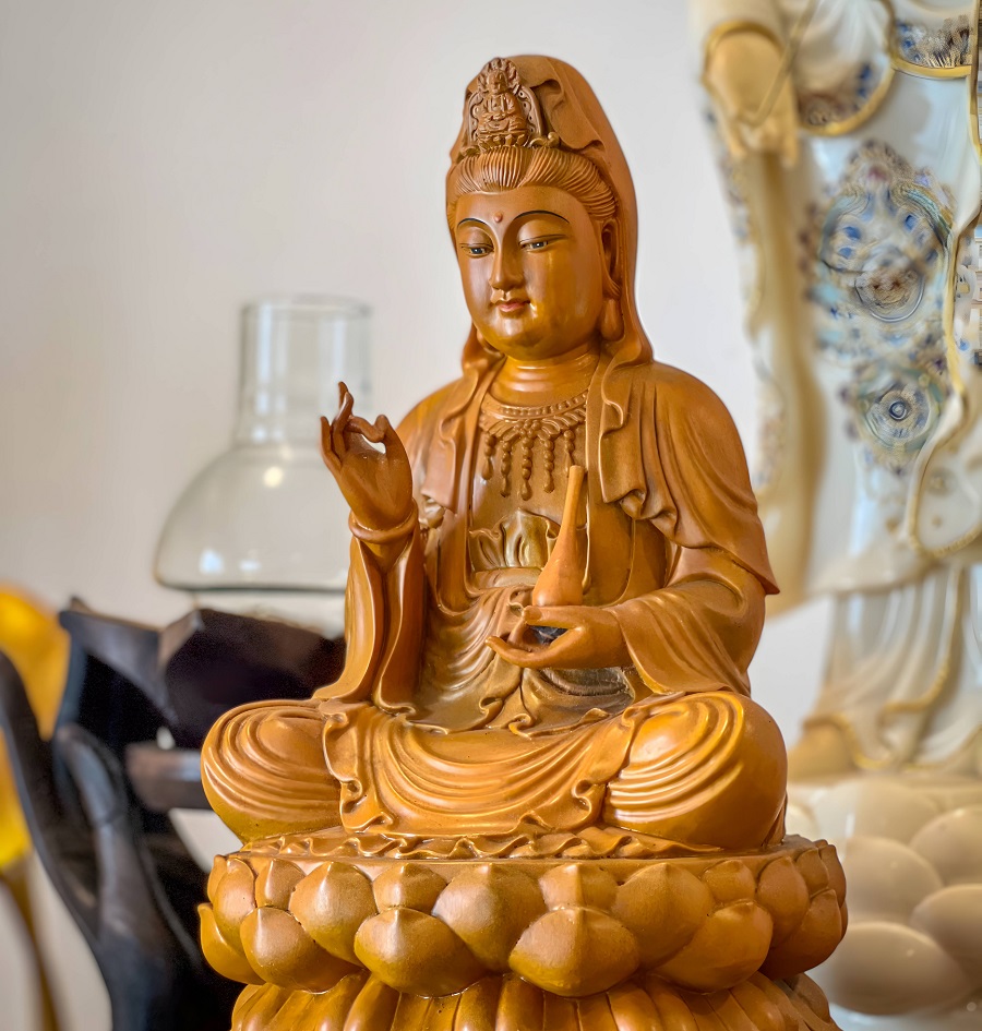 Chuẩn bị bàn thờ để thỉnh tượng Phật