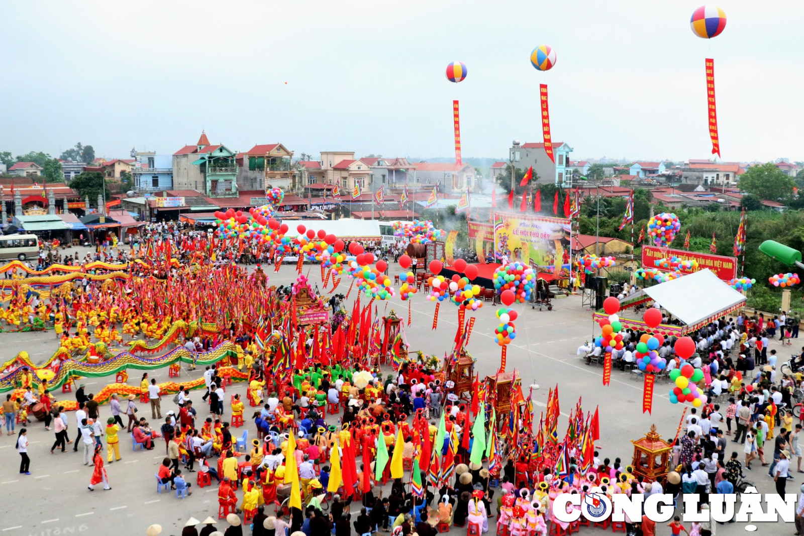 Lễ hội Phủ Dầy được tổ chức vào tháng 3 âm lịch hàng năm nhằm tôn vinh Thánh Mẫu Liễu Hạnh, vị thần chủ trong Tín ngưỡng thờ Mẫu Tam phủ, Tứ phủ của người Việt. (nguồn: Báo Điện tử Công luận)